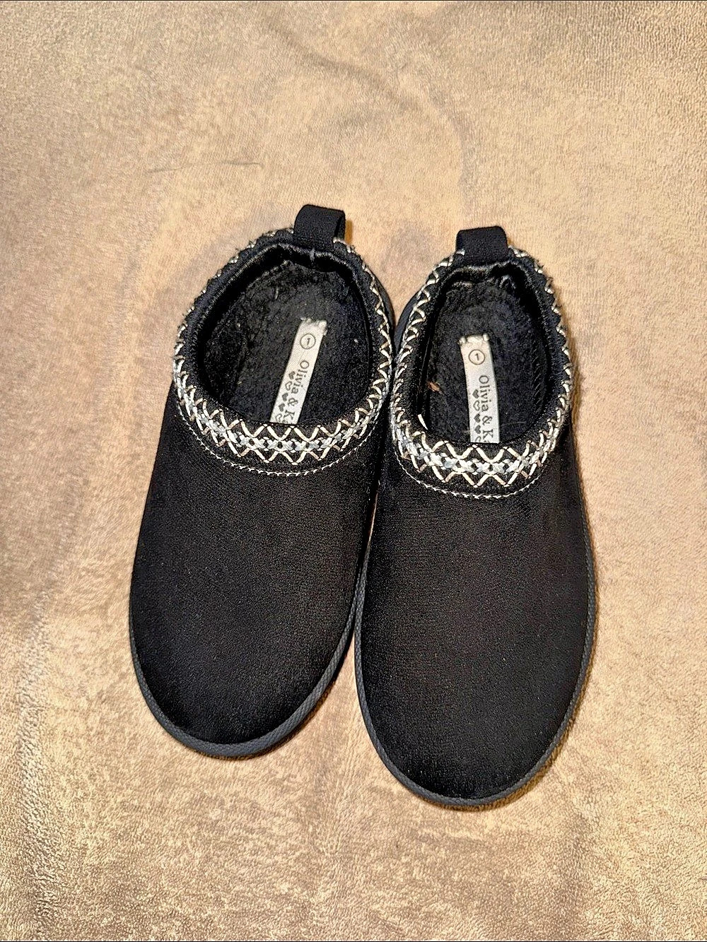 Minnetonka Black Embroidered Slippers Like New